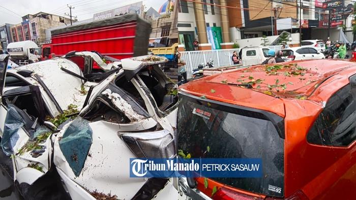 POHON TUMBANG - Pohon beringin besar tumbang di Jalan RW Mongisidi Manado, Sulawesi Utara Jumat (14/11/2025).
