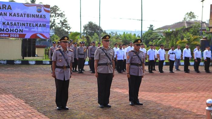 SERTIJAB - Polres Tomohon melaksanakan upacara serah terima jabatan Kasat Binmas serta pelantikan Kasat Intelkam, Kamis (2/10/2025). Iptu Robert Kalel, sebelumnya KBO Binmas Polres Tomohon, kini resmi menjabat Kasat Binmas dan jabatna Kasat Intelkam resmi dijabat Iptu Richrad Romal Markus Polii menggantikan AKP Bambang Djokololono.