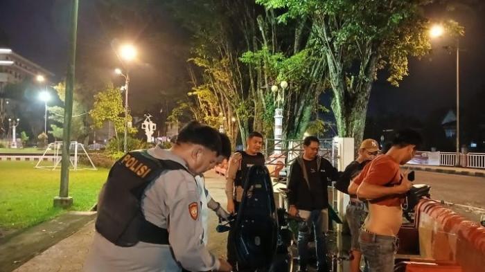 Giat Sikat Pemabuk Jalanan Digelar, Polsek Wenang Amankan Puluhan Botol Miras