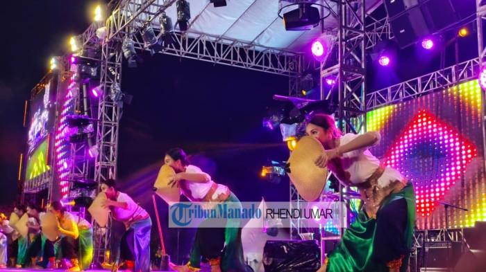 TARIAN: Pembukaan Porprov XII Sulawesi Utara, Rabu 19 November 2025. Rangkaian pembukaan ditutup dengan tarian kolosal oleh ratusan siswa SMA yang tampil memukau dengan koreografi energik. 