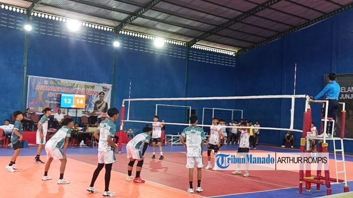 PERTANDINGAN VOLI - Porprov Sulut 2025 hari ini, Kamis 13 November 2025. Tim bola voli putra Bolmong vs Bitung berakhir dengan skor 3-1, kemenangan bagi Kabupaten  Bolaang Mongondow. Laga dihelat di GOR Elektrik PLN di Kelurahan Lapangan, Kecamatan Mapanget, Kota Manado, Provinsi Sulut,