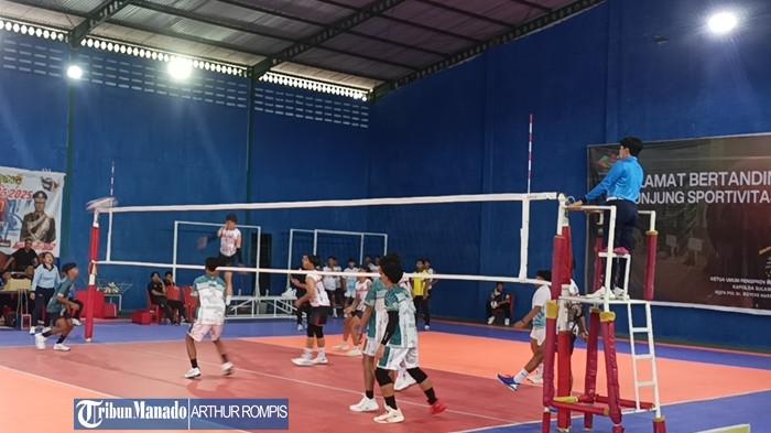 PERTANDINGAN VOLI - Porprov Sulut 2025 hari ini, Kamis 13 November 2025. Tim bola voli putra Bolmong vs Bitung berakhir dengan skor 3-1, kemenangan bagi Kabupaten  Bolaang Mongondow. Laga dihelat di GOR Elektrik PLN di Kelurahan Lapangan, Kecamatan Mapanget, Kota Manado, Provinsi Sulut,