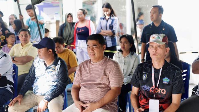 TINJAU: Gubernur Sulawesi Utara, Yulius Selvanus Komaling (YSK), kembali turun langsung meninjau jalannya Pekan Olahraga Provinsi (Porprov) Sulut XII) yang tengah berlangsung di berbagai venue di Kota Manado, Sabtu (22/11/2025)