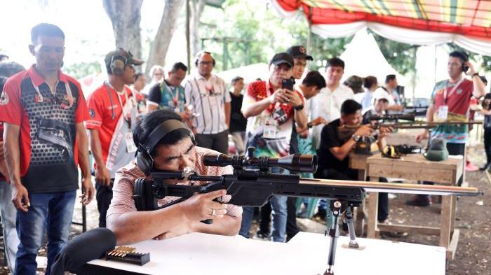 TINJAU: Gubernur Sulawesi Utara, Yulius Selvanus Komaling (YSK), kembali turun langsung meninjau jalannya Pekan Olahraga Provinsi (Porprov) Sulut XII) yang tengah berlangsung di berbagai venue di Kota Manado, Sabtu (22/11/2025)