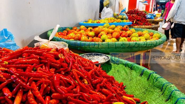 INFO BAPOK - Potret bahan pokok di Pasar Bersehati Manado, Sulut pada Minggu (14/6/2026). Harga Cabe Rawit masih mahal, dari pantauan komoditas tomat juga mengalami kenaikan harga.