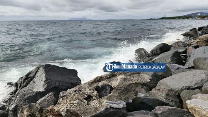 ‎CUACA BURUK - Potret ombak di Perairan Kota Manado, Sulawesi Utara, Selasa (18/11/2025). Beberapa nelayan mengaku tak berani melaut akibat cuaca buruk.