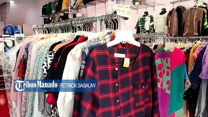 PAKAIAN CABO - Potret pakaian yang dijual di Pasar 45 Manado, Sulawesi Utara. Beberapa pedagang di Pasar 45 Manado merasa keberatan dengan kebijakan Menkeu Purbaya terkait larangan impor cabo atau pakaian bekas ilegal, produk luar negeri.