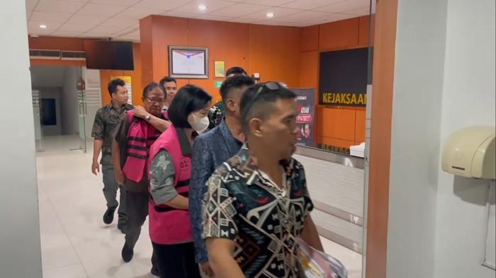 TERSANGKA - Momen para tersangka memakai rompi tahanan berwarna pink, yakni Ellen Joan Kumaat, Ir. S dan Jhon Tooy, saat digiring petugas dalam sebuah ruangan. Peran Prof Ellen Kumaat saat pengerjaan proyek pembangunan gedung Unsrat Manado yang kini terindikasi adanya tindak korupsi dalam pengelolahan dana, yakni sebagai Rektor Unsrat dan sebagai Kuasa Pengguna Anggaran (KPA) proyek tersebut.