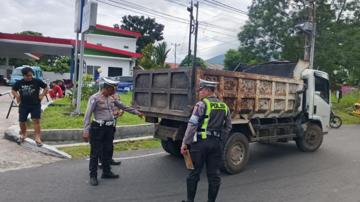 PERIKSA - Puluhan personil gabungan melakukan pemeriksaan ke 2 SPBU di Kota Bitung, Jumat (5/6/2026). Puluhan kendaraan didapati tidak taat pajak saat sendang antri mengisi Bahan bakar Minyak