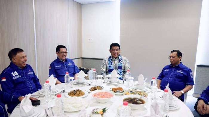 RAKERDA PARTAI DEMOKRAT - Gubernur Sulawesi Utara Mayjen TNI (Purn) Yulius Selvanus menghadiri Rapat Kerja Daerah (Rakerda) Partai Demokrat Sulawesi Utara yang berlangsung di Hotel Luwansa Manado, Jumat (14/11/2025). Kehadiran Gubernur merupakan bentuk penghormatan atas undangan resmi dari Partai Demokrat sekaligus dukungan terhadap aktivitas kelembagaan partai politik di daerah.