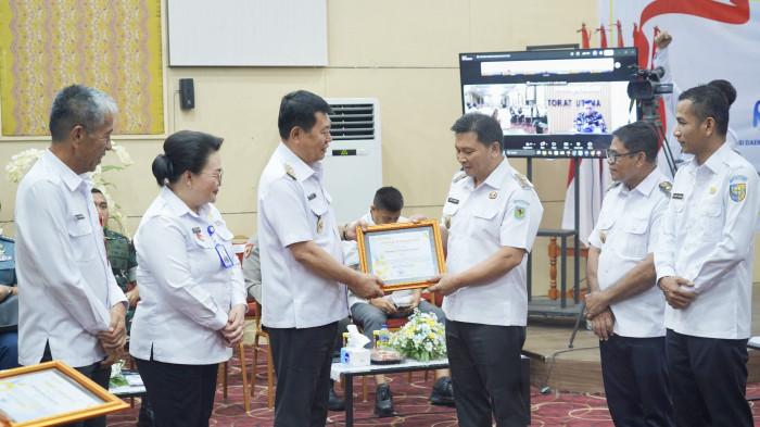 RAKOR - Wakil Bupati Bolaang Mongondow (Bolmong), Sulawesi Utara (Sulut) Dony Lumenta menerima penghargaan lewat Dinas Pengendalian Penduduk dan Keluarga Berencana (DPPKB) dalam rapat koordinasi daerah kependudukan dan pembangunan daerah (Rakorda KemendugBangga) tahun 2026, Rabu (15/04/2026).