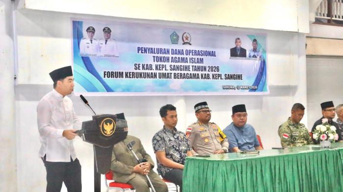 RAMADAN - Pemerintah Kabupaten Kepulauan Sangihe menyalurkan dana operasional kepada 227 tokoh agama Islam yang tersebar di wilayah Kabupaten Kepulauan Sangihe. Penyerahan bantuan tersebut dilakukan langsung oleh Bupati Kepulauan Sangihe Michael Thungari bersama Wakil Bupati Tendris Bulahari di Papanuhung Santiago Tampungang Lawo, Kamis (12/3/2026).