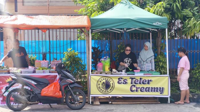 RAMADAN - Warga kristen membeli takjil di Tuminting Manado Sulawesi Utara.