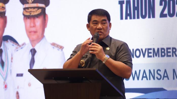 RAPAT KERJA -Tim Penggerak PKK, Dekranasda, dan Posyandu se-Provinsi Sulawesi Utara yang digelar di Hotel Luwansa Manado, telah dibuka oleh Gubernur Sulawesi Utara (Sulut) Yulius Selvanus Komaling (YSK), pada Selasa (18/10/ 2025).