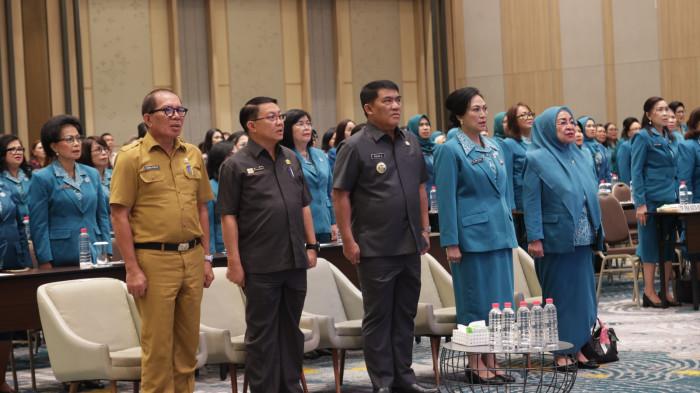 RAPAT KERJA -Tim Penggerak PKK, Dekranasda, dan Posyandu se-Provinsi Sulawesi Utara yang digelar di Hotel Luwansa Manado, telah dibuka oleh Gubernur Sulawesi Utara (Sulut) Yulius Selvanus Komaling (YSK), pada Selasa (18/10/ 2025).