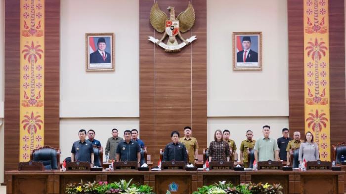 RAPAT PARIPURNA - Gubernur Sulawesi Utara, Yulius Selvanus Komaling (YSK), menghadiri Rapat Paripurna DPRD Provinsi Sulawesi Utara pada Senin (24/10/2025). Rapat ini digelar dalam rangka penyampaian dan penjelasan terhadap tiga Rancangan Peraturan Daerah (Ranperda) strategis.