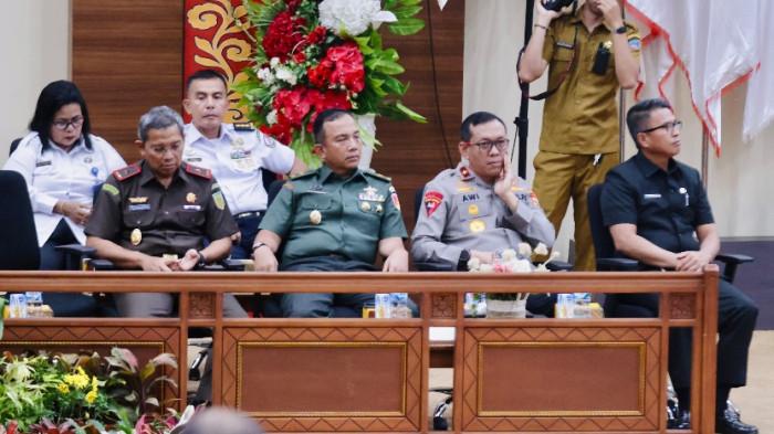RAPAT PARIPURNA - Gubernur Sulawesi Utara, Yulius Selvanus Komaling (YSK), menghadiri Rapat Paripurna DPRD Provinsi Sulawesi Utara pada Senin (24/10/2025). Rapat ini digelar dalam rangka penyampaian dan penjelasan terhadap tiga Rancangan Peraturan Daerah (Ranperda) strategis.