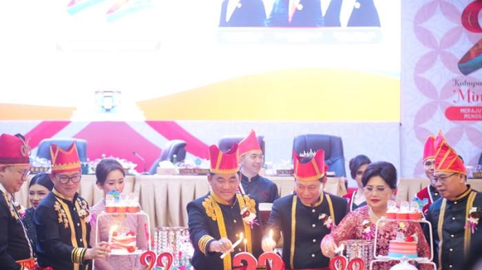 RAPAT PARIPURNA - Rapat Paripurna Istimewa DPRD yang digelar di Ballroom Sutan Raja Hotel, Minahasa Utara, Kamis (20/11/2025). Gubernur Sulawesi Utara Yulius Selvanus Komaling (YSK) menyampaikan sejumlah capaian penting yang berhasil diraih Kabupaten Minahasa Utara.