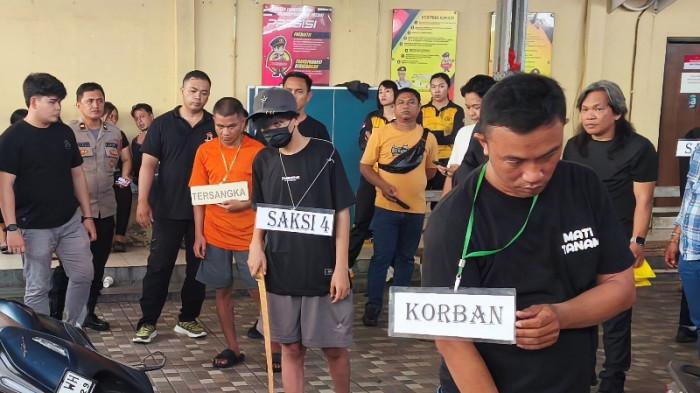 REKON KASUS PEMBUNUHAN - Rekonstruksi kasus penikaman terhadap remaja Godbless Solang di Mahakeret Barat, Kecamatan Wenang, Kota Manado, Sulawesi Utara, digelar, hari ini Selasa (27/1/2026). Korban ditikam pada adegan ke-12.