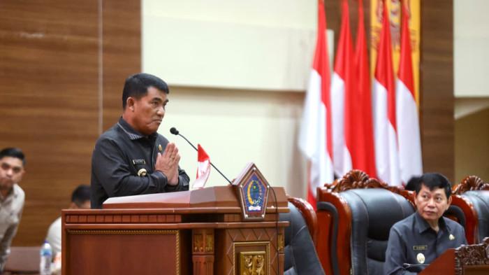 RESMI - Gubernur Sulawesi Utara Yulius Selvanus menghadiri Rapat Paripurna DPRD Provinsi Sulawesi Utara dalam agenda penetapan Rancangan Peraturan Daerah (Ranperda) tentang Kepemudaan serta Ranperda Perubahan atas Peraturan Daerah mengenai Pajak dan Retribusi Daerah, Senin (29/12/2025)