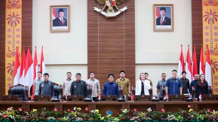 RESMI - Gubernur Sulawesi Utara Yulius Selvanus menghadiri Rapat Paripurna DPRD Provinsi Sulawesi Utara dalam agenda penetapan Rancangan Peraturan Daerah (Ranperda) tentang Kepemudaan serta Ranperda Perubahan atas Peraturan Daerah mengenai Pajak dan Retribusi Daerah, Senin (29/12/2025)