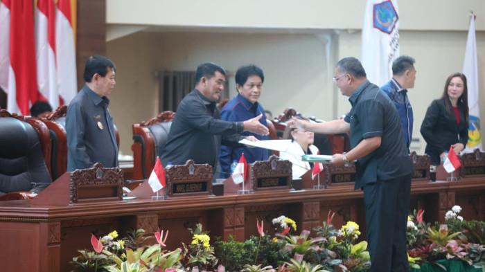 RESMI - Gubernur Sulawesi Utara Yulius Selvanus menghadiri Rapat Paripurna DPRD Provinsi Sulawesi Utara dalam agenda penetapan Rancangan Peraturan Daerah (Ranperda) tentang Kepemudaan serta Ranperda Perubahan atas Peraturan Daerah mengenai Pajak dan Retribusi Daerah, Senin (29/12/2025).