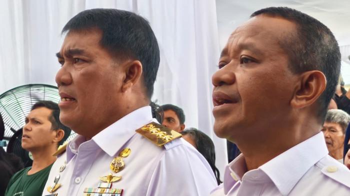 RESMIKAN - Gubernur Sulawesi Utara Yulius Selvanus Komaling (YSK) mendampingi Menteri Energi dan Sumber Daya Mineral (ESDM) RI Bahlil Lahadalia dalam Penyalaan Perdana dan Peresmian Pembangkit Listrik Tenaga Mikro Hidro (PLTMH) di Desa Winebetan, Kabupaten Minahasa