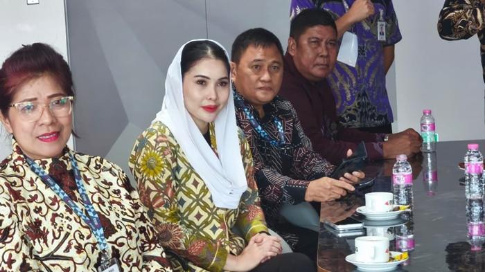 SOSOK - Rania Riris Ismail diketahui merupakan menantu dari Gubernur Gorontalo, Gusnar Ismail. Kehadirannya di arena RUPS pun langsung menjadi sorotan.