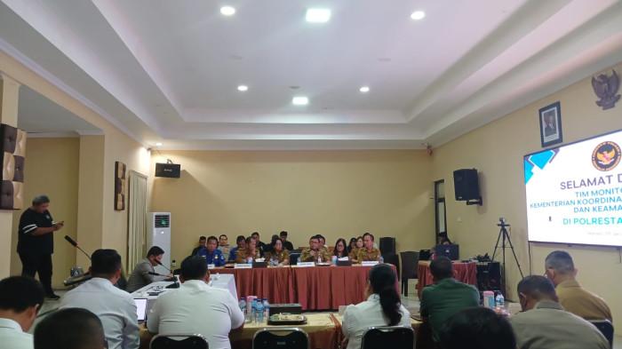 RAPAT - Tim Monitoring Kementerian Koordinator Bidang Politik dan Keamanan (Kemenkopolkam) mengunjungi Kota Manado, Sulawesi Utara, untuk memantau perkembangan penanganan kasus kebakaran Panti Werdha Damai di Lingkungan 7 Kelurahan Ranomuut, Kecamatan Paal Dua, Manado. Rapat digelar di Aula Mapolresta Manado, Jalan Pierre Tendean, Manado, Senin (5/1/2026).