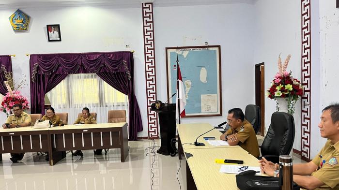 RAKOR - Rapat koordinasi yang digelar pada Senin, 9 Februari 2026, bersama para Camat Tahuna, Tahuna Barat, Tahuna Timur, serta seluruh Lurah. Rapat tersebut difokuskan pada evaluasi dampak penurunan alokasi anggaran kelurahan, yang turut berpengaruh terhadap besaran honor sejumlah tenaga penyapu jalan.