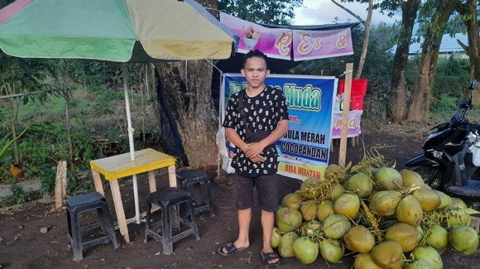 Rian (19) pemuda yang kesehariannya menjual kelapa muda di tepi Jalan Sukarno, Kabupaten Minahasa Utara. Dalam sehari, Rian bisa meraup jutaan rupiah. Tribun Manado menemuinya pada Selasa 21 Juni 2022.