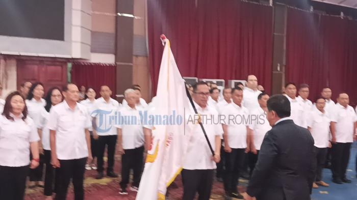 PENGUKUHAN: Richard Sualang dikukuhkan sebagai Ketua Umum KONI Manado, Sulawesi Utara, di Kantor Wali Kota, Jumat 20 Februari 2026. Disaksikan oleh Wali Kota Andrei Angouw.