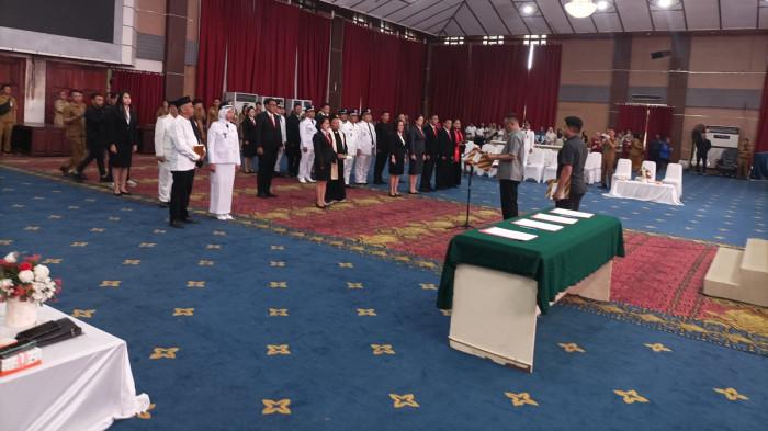 LANTIK - Pemkot Manado kembali geser-geser pejabat. Senin (20/4/2026), Wakil Wali Manado Richard Sualang melantik puluhan pejabat Eselon 3 dan 4 di aula Kantor Wali Kota Manado.