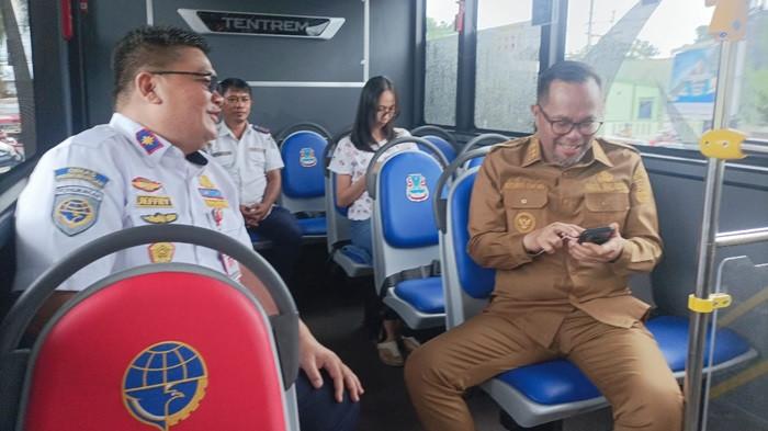 BUS BTS - Wakil Wali Kota (Wawali) Manado Richard Sualang menaiki bus Trans Manado di hari kerja pertama tahun 2026, Senin (5/1/2026). Sualang naik bus tersebut dari depan Kantor Wali Kota Manado menuju kantor Camat Mapanget.