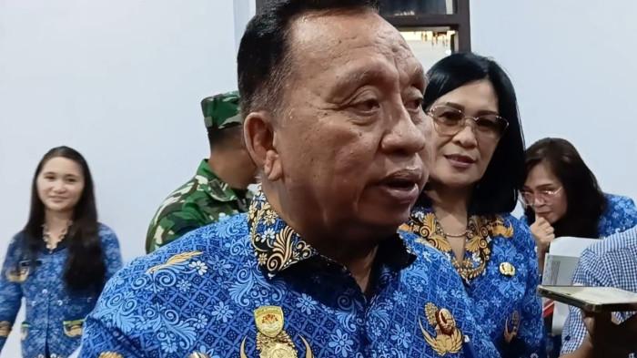 PEMKAB MINAHASA - Bupati Minahasa Robby Dondokambey, S.Si., M.A.P., diwawancarai awak media di sela-sela kegiatan Rapat Forum Koordinasi Pimpinan Daerah (Forkopimda) Kabupaten Minahasa pada Jumat (19/12/2025).