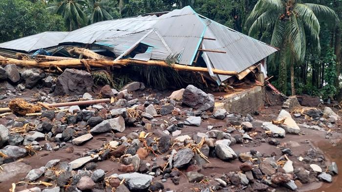 PORAK-PORANDA - Rumah rusak akibat banjir di Siau, Sitaro, Sulut, Senin(5/1/2026). Dua ratus rumah dikonfirmasi alam kerusakan.