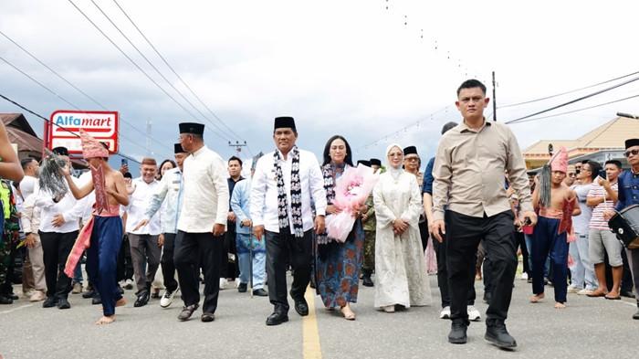 SAFARI RAMADHAN - Gubernur Sulawesi Utara Yulius Selvanus Komaling (YSK) melakukan Safari Ramadhan di wilayah Bolaang Mongondow Timur, Rabu (11/3/2026). Gubernur YSK menghadiri sejumlah agenda, di antaranya meninjau kegiatan Gerakan Pangan Murah yang digelar untuk membantu masyarakat mendapatkan bahan kebutuhan pokok dengan harga terjangkau hingga kegiatan juga dirangkaikan dengan buka puasa bersama masyarakat setempat sebagai bagian dari mempererat silaturahmi antara pemerintah dan warga.