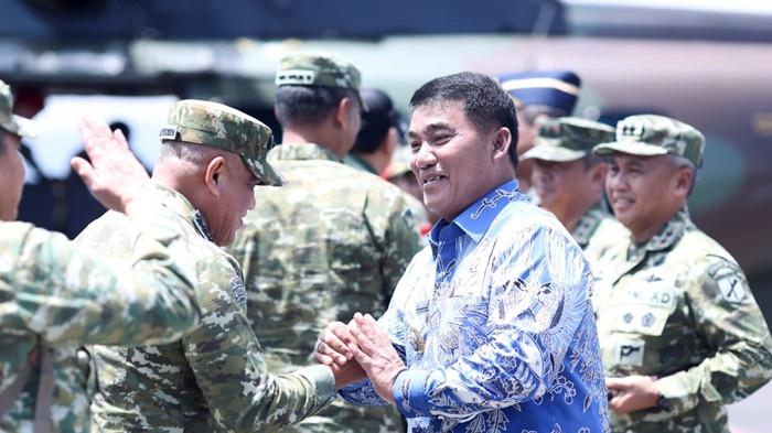 SAMBUT - Gubernur Sulawesi Utara Yulius Selvanus Komaling asgdk