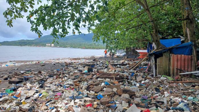 SAMPAH - Sampah yang terbawa gelombang tinggi di Pantai Karangria, Manado, Sulawesi Utara, Kamis (8/1/2026). BPBD Manado membeberkan dampak cuaca ekstrem beberapa waktu terakhir.