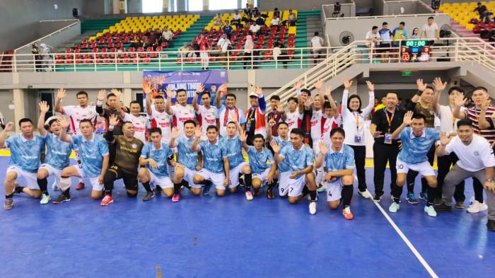 Trans-erkakning ogzini tortib olmasdan turib olgan surati