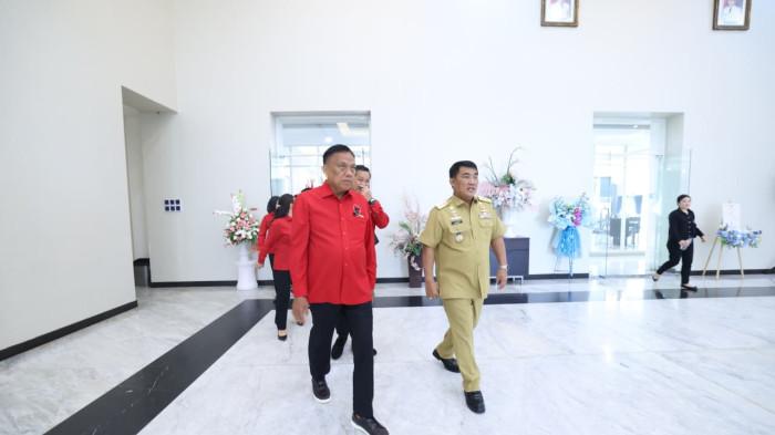 KUNJUNGAN - Gubernur Sulawesi Utara Yulius Selvanus Komaling menerima kunjungan silaturahmi jajaran pengurus DPD PDI Perjuangan Sulut di kediaman resmi gubernur, Senin (11/5/2026) pagi.