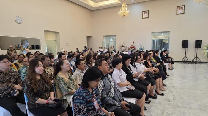 PELANTIKAN - Gubernur Sulawesi Utara, Yulius Selvanus Komaling (YSK), resmi melantik Ketua dan Pengurus Badan Kerjasama Organisasi Wanita (BKOW) Provinsi Sulut masa bakti 2026–2031, Rabu (22/4/2026).