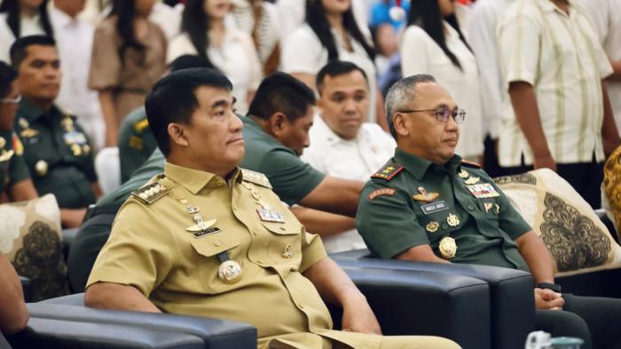 SEMANGAT: Gubernur Sulawesi Utara Yulius Selvanus Komaling (YSK) menghadiri Perayaan Natal Bersama Tahun 2025 Kodam XIII/Merdeka yang digelar di Grhadika Jaya Sakti Makodam XIII/Merdeka, Manado, Sulawesi Utara, Senin (12/1/2026)