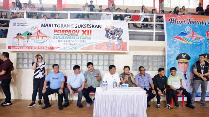 PANTAU - Gubernur Sulawesi Utara, Yulius Selvanus Komaling (YSK), hadir langsung untuk memantau jalannya sejumlah pertandingan pada Pekan Olahraga Provinsi Sulut XII.