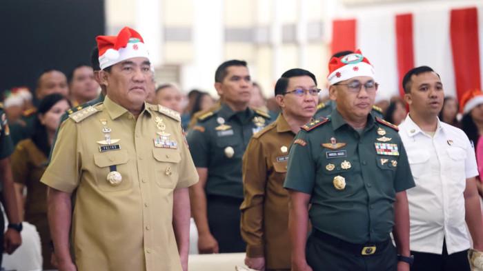 SEMANGAT: Gubernur Sulawesi Utara Yulius Selvanus Komaling (YSK) menghadiri Perayaan Natal Bersama Tahun 2025 Kodam XIII/Merdeka yang digelar di Grhadika Jaya Sakti Makodam XIII/Merdeka, Manado, Sulawesi Utara, Senin (12/1/2026)