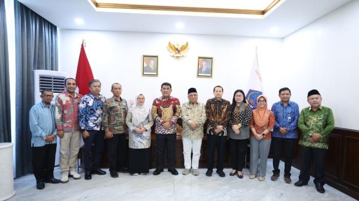 PASTIKAN - Kepala Kantor Wilayah Kementerian Haji dan Umrah Sulawesi Utara, Wahyudin Ukoli, memastikan pelayanan bagi jemaah haji asal Sulut tetap berjalan optimal pada tahun 2026.