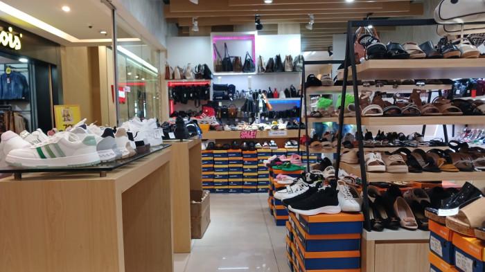 SEPATU KW - Tenant sepatu KW di Lantai 3 Mega Mall, Manado, Sulawesi Utara, Jumat (24/10/2025). Sepatu yang dijual beragam, harganya mulai dari Rp 100 ribuan.