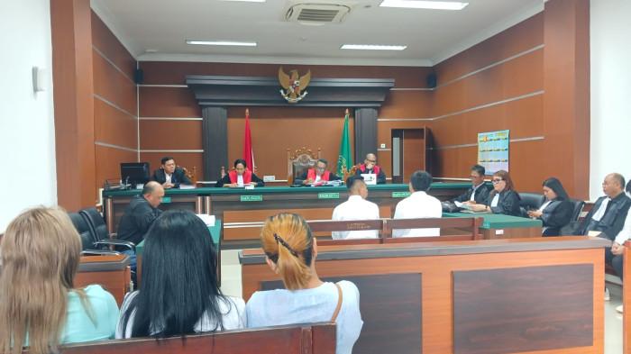 SIDANG - Sidang lanjutan kasus pembunuhan Alberto Benedict Joel Tanos dengan agenda pembacaan pledoi digelar di Pengadilan Negeri Manado, Jalan Adipura Raya, Kelurahan Kima Atas, Kecamatan Mapanget, Kota Manado, Sulawesi Utara, Senin (27/4/2026). Sidang dipimpin oleh Ketua Majelis Hakim, Estafana Purwanto.