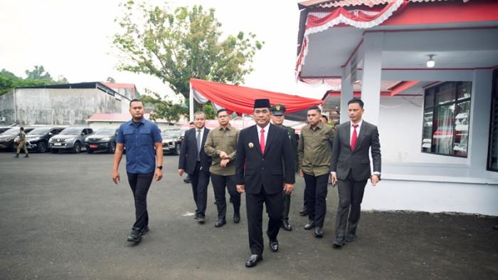 HARI PAHLAWAN - Dalam suasana khidmat penuh makna, Gubernur Sulawesi Utara Mayjen TNI (Purn) Yulius Selvanus Komaling (YSK) memimpin langsung upacara dan ziarah tabur bunga dalam rangka peringatan Hari Pahlawan Nasional 2025 di Taman Makam Pahlawan (TMP) Kairagi, Manado, Senin (10/11/2025).