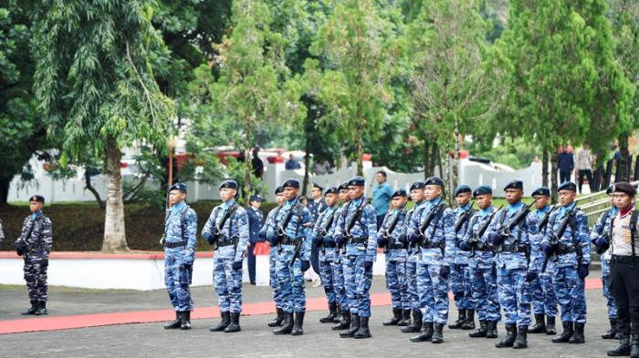 SINERGI: Dalam suasana khidmat penuh makna, Gubernur Sulawesi Utara Mayjen TNI (Purn) Yulius Selvanus Komaling (YSK) memimpin langsung upacara dan ziarah tabur bunga dalam rangka peringatan Hari Pahlawan Nasional 2025 di Taman Makam Pahlawan (TMP) Kairagi, Manado, Senin (10/11/2025).